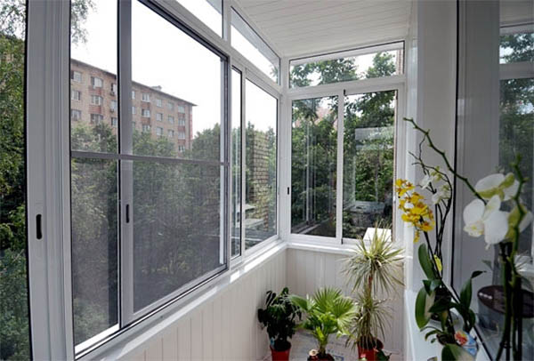 Недорогое остекление балконов и лоджий алюминиевым профилем от производителя окон Звенигород