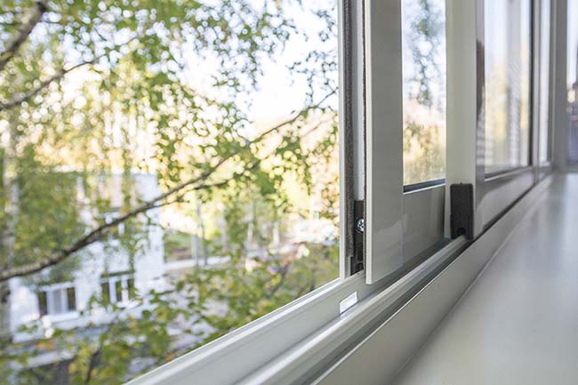 Раздвижное холодное остекление распашными окнами Звенигород
