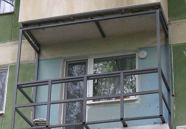 Альтернативное остекление балкона оргстеклом вместо стекла Звенигород