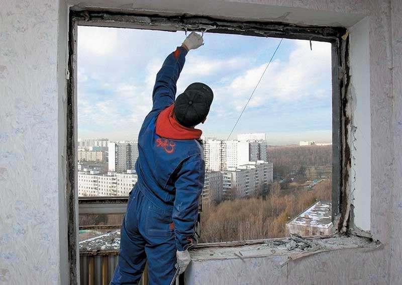 Демонтаж старого остекления балкона Звенигород